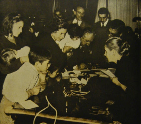 »Eva Perón hat sich die riesenhafte Aufgabe gestellt, sich persönlich allen aus bescheidenen Verhältnissen anzunehmen« (aus: Subsecretaría de Informaciones de la Presidencia de la Nación, Argentina en marcha, Buenos Aires 1950, S. 76)