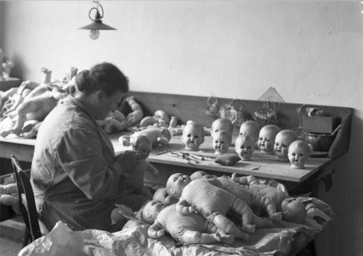 Arbeiterin in einer Puppenfabrik im thüringischen Waltershausen, ca. 1934/38 (Bundesarchiv, B 145 Bild-P015896, Foto: Alfred Frankl)