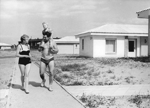 Urlaubsbild, Propaganda – oder beides zugleich? Viele Fotos aus Diktaturen sind in ihren Bildinhalten nicht spezifisch für Diktaturen. Eine politische Funktion erhalten sie erst durch bestimmte Bedeutungszuschreibungen und Verwendungszusammenhänge. Dieses Foto vom Juni 1961 zeigt eine Familie im Urlaub an der Ostsee. Die damalige Bildlegende lautete: »Die ersten FDGB-Urlauber erholen sich zur Zeit in Boltenhagen, dem ersten Urlauberdorf der DDR, das die Werktätigen der VVR Automobilbau in 14 Monaten erbauten. 325 Erwachsene und 75 Kinder werden in jedem Durchgang Gelegenheit haben, sich am 300 Meter entfernten schönen Ostseestrand zu erholen.«(Bundesarchiv, Bild 183-84091-0003, Allgemeiner Deutscher Nachrichtendienst – Zentralbild, Foto: Burmeister)