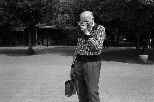 Im Leipziger Zoo, 1987. Gerhard Gäbler (geb. 1952), der dieses Foto machte, hatte seine berufliche Laufbahn zunächst als Chemiker begonnen, studierte 1986–1992 jedoch Fotografie an der Hochschule für Grafik und Druckkunst Leipzig. Seit 1990 ist er durch zahlreiche Einzel- und Gruppenausstellungen bekannt geworden. Das hier gezeigte Bild findet sich auch auf dem Cover des aktuellen Buches von Gerhard Gäbler, Zeit ohne Wiederkehr. Fotografien aus der DDR von 1978 bis 1990. Mit einem Essay von Bernd Lindner, Halle (Saale) 2015. (© Gerhard Gäbler/Mitteldeutscher Verlag)