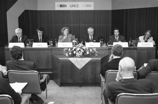 »Eastern Germany – Open for International Investments«: Unter diesem Titel veranstaltete der Bundesverband der Deutschen Industrie (BDI) im Mai 1991 in Berlin eine internationale Konferenz, die vom Europäischen Verband der Industriellen und Arbeitgeber (UNICE) und der EG-Kommission mitorganisiert wurde. Birgit Breuel, die Nachfolgerin Detlev Rohwedders an der Spitze der Treuhandanstalt, hielt die Eröffnungsansprache. (Bundesarchiv, B 145 Bild-F088082-0036, Foto: Joachim F. Thurn)