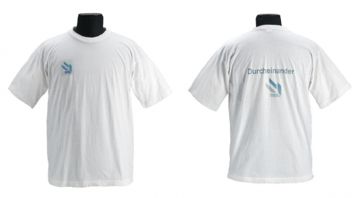 Ende 1991 lancierte der Vorstand der in Ost und West beständig kritisierten Treuhandanstalt eine interne Kampagne unter dem Motto »Miteinander. Arbeiten für die Soziale Marktwirtschaft«. Zur Festigung der nachlassenden Motivation des Personals gedacht, fanden die identitätsstiftenden Bemühungen bei den Adressaten jedoch eine eher gemischte Aufnahme: Mitarbeiter der Dresdner Treuhand-Zweigstelle ließen sich 1992 T-Shirts mit dem Schriftzug »Durcheinander« anfertigen. Die Fotos zeigen die Vorder- und Rückseite des Kleidungsstücks. (Stiftung Haus der Geschichte der Bundesrepublik Deutschland, Bonn)