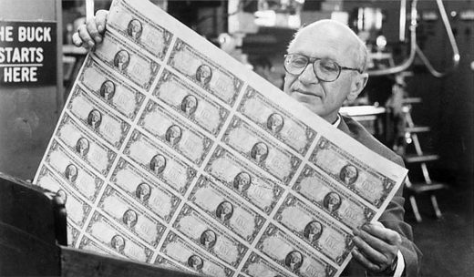Die Geldmenge kontrollieren: Milton Friedman an der Notenpresse. In »How to Cure Inflation«, Folge 9 der Serie »Free to Choose« von 1980, besucht Friedman das Bureau of Engraving and Printing, wo die Dollarnoten gedruckt werden. Die Szene auf dem Foto kommt im Film selbst nicht vor, dürfte aber in diesem Kontext entstanden sein. (<http://www.freetochoose.net>, mit freundlicher Genehmigung)