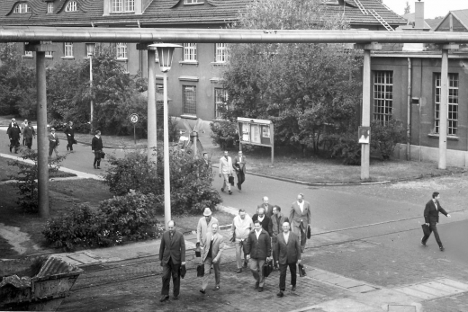 Schichtwechsel bei der Spinnfaser AG in Kassel, 1975 (Foto: Rudolf Ludwig, Kassel)