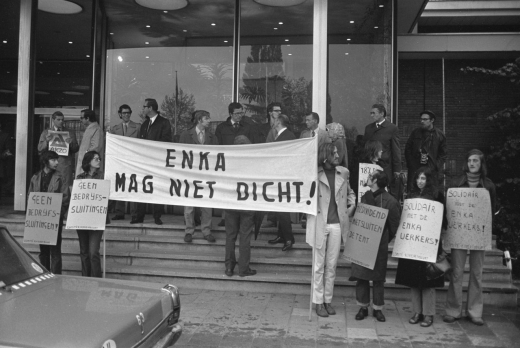 10. Mai 1972: Protest von Enka-Beschäftigten vor der Akzo-Aktionärsversammlung im Hilton-Hotel in Amsterdam (Nationaal Archief, Den Haag; Foto: Hans Peters/Anefo; CC BY-SA 3.0 NL)