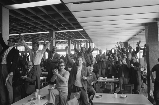 Als am 22. September 1972 die Nachricht eintrifft, dass die Konzernführung den umstrittenen »Strukturplan« nicht umsetzen werde, herrscht Freude und Erleichterung bei den Enka-Beschäftigten im niederländischen Breda, die an den Tagen zuvor ihren Betrieb besetzt hatten. Langfristig sichern ließ sich das Werk indes nicht – 1981 wurde es geschlossen. (Nationaal Archief, Den Haag; Foto: Joost Evers/Anefo; CC BY-SA 3.0 NL)