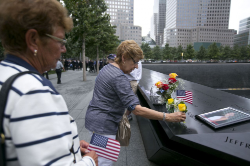 Besucherinnen am Beckenrand (© National September 11 Memorial & Museum, Foto: Jin Lee)
