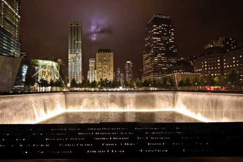 »Memorial Pool« bei Nacht (© National September 11 Memorial & Museum, Foto: Joe Woolhead)