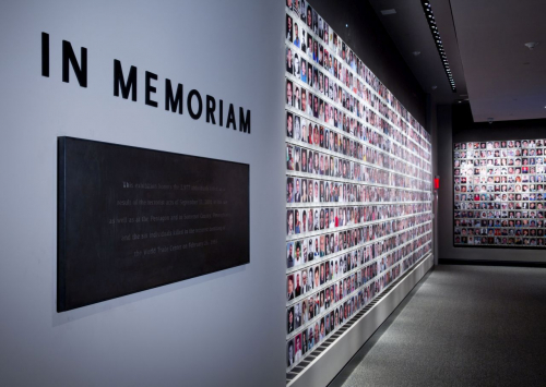 Die »Wall of Faces«, ein Teil der Gedenkausstellung »In Memoriam« (© National September 11 Memorial & Museum, Foto: Jin Lee)