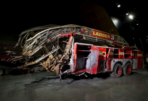 Demolierter Feuerwehrwagen (© National September 11 Memorial & Museum, Foto: Jin Lee)