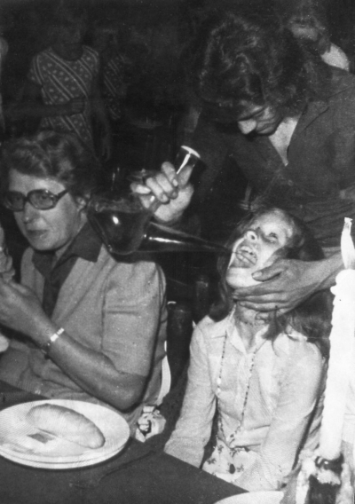 Das Trinken aus einem Porrón war einer der Höhepunkte beim »traditionellen spanischen Abend«. (Aufnahme von 1975, Sammlung Christine Bartlitz)