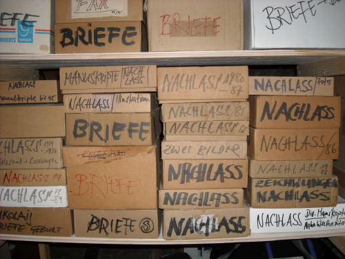 Hinterlassenschaften und ihre Ordnung werfen nicht nur finanzielle Fragen auf. Sie sind zugleich ein Thema der materiellen Kultur, des Umgangs mit persönlichen Dingen ganz unterschiedlicher Art. Nicht immer geht es dabei um eine Aneignung, sondern häufig auch um Probleme des Aufbewahrens oder des Loswerdens. (Foto: Paul Sägesser)
