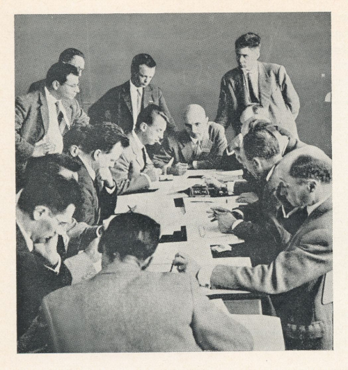 Eine Mannschaft des OMNILOG-Unternehmensplanspiels der Bull-Deutschland Lochkarten GmbH. Die Spielsituation datiert vermutlich auf 1960. OMNILOG gilt als eines der ersten in der Bundesrepublik eingeführten Unternehmensplanspiele (ab 1959). Das zugrundeliegende Unternehmensmodell wurde auf dem Bull-Rechner Gamma 3 prozessiert. Ähnlich wie TOPIC 1, das im folgenden Kapitel erläutert wird, war OMNILOG ein oligopoles Konkurrenzspiel. Es wurde zunächst nur für Schulungszwecke, dann auch als Experimentiermodell eingesetzt – und ab 1963 zudem im Rahmen von Schulungen des Rationalisierungskuratoriums der Deutschen Wirtschaft. (aus: Bull-Deutschland Lochkarten GmbH, Das Bull-Unternehmensspiel, Köln 1960, S. 16)