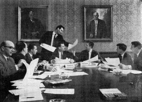 Durchführung eines Unternehmensplanspiels bei Hoechst im Jahr 1962. Das Foto vermittelt einen Eindruck von einer Spielsituation, die zur Vorgeschichte von TOPIC 1 gehört. Stehend im Hintergrund ist der damalige Leiter des Rechnungswesens der Hoechst AG zu sehen, Franz Josef Drenkard, der das Spiel maßgeblich selbst entwickelt hatte. (aus: Manager-Training. Planspiel für Unternehmer, in: Spiegel, 25.7.1962, S. 37)