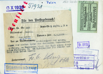Bilder aus dem deutschen Propagandaapparat – hier die Rückseite einer Aufnahme der Propagandakompanie 689 vom September 1939 aus Polen – wurden nach ihrer Freigabe durch das Oberkommando der Wehrmacht und das Bildpressereferat des Propagandaministeriums (Stempel) auch dem Berliner AP-Bilddienst zur Verfügung gestellt (Stempel und Aufkleber), um von ihm an die deutsche und die Auslandspresse verteilt zu werden. (Bundesarchiv, Bild 183-2008-0415-507-RS)