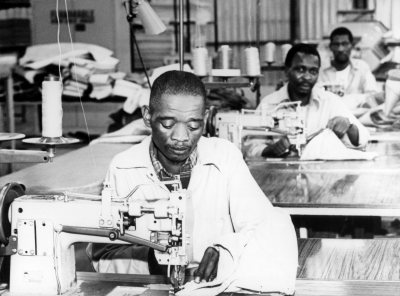 Arbeiter bei der Polsterfertigung von BMW in Südafrika, ca. 1972/76 (BMW AG, BMW Group Archiv)