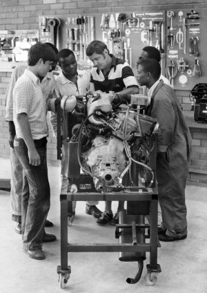 Trainingszentrum im BMW-Werk in Rosslyn, Südafrika, 1978. BMW und andere Automobilfirmen versuchten so, schwarze Beschäftigte zu qualifizieren; eine Berufsausbildung für Schwarze wurde erst 1979 offiziell zugelassen. (BMW AG, BMW Group Archiv)