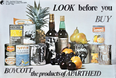 Aufruf zum Boykott von Konsumgütern aus Südafrika, mit Fotos von Gewalttaten aus Soweto auf einigen Konserven. Das Poster entstand ursprünglich 1978 und wurde in den 1980er-Jahren nachgedruckt. (AAM Archives Committee)