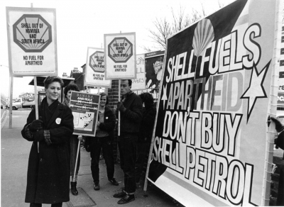 »NO FUEL FOR APARTHEID«: Während einer Aktionswoche vom Mai 1987 in den USA, den Niederlanden und in Großbritannien blockieren Demonstranten Shell-Tankstellen – hier ein Bild aus London. (AAM Archives Committee; Foto: Kevin Shaw)