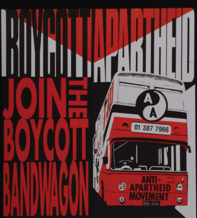 Im Jahr 1989 intensivierte das britische Anti-Apartheid Movement seine Kampagne mit diversen öffentlichkeitswirksamen Strategien. Der »Boykott-Bus«, ein umgebauter Doppeldecker, steuerte rund 140 Orte an (siehe auch das Covermotiv dieses Hefts). (AAM Archives Committee; Gestaltung: Keith Piper)