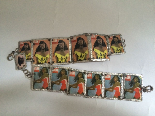 »Heritage« am Handgelenk: Die aus Südafrika stammende Schmuckdesignerin Beverley Price nutzt ikonische Motive aus dem 20. Jahrhundert, so auch Cover-Seiten von »Drum«. (Foto: Katharina Fink)