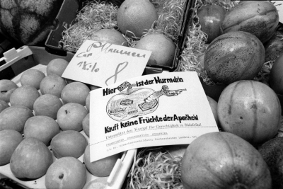 »Hier ist der Wurm drin« – kreativer Protest evangelischer Frauengruppen (hier der »Frankfurter Frauenaktion Südafrika« in der Kleinmarkthalle, März 1988). Die Bilddatenbank des Evangelischen Pressedienstes (epd) versieht das Foto mit einer klar wertenden Überschrift: »Südafrika-Früchteboykott trug zur Abschaffung der Apartheidsgesetze bei«. (epd-bild/Norbert Neetz)