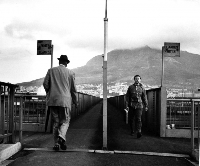 Getrennte Wege: Fußgängerbrücke in Kapstadt (Picture Press/Camera Press, o.D.)