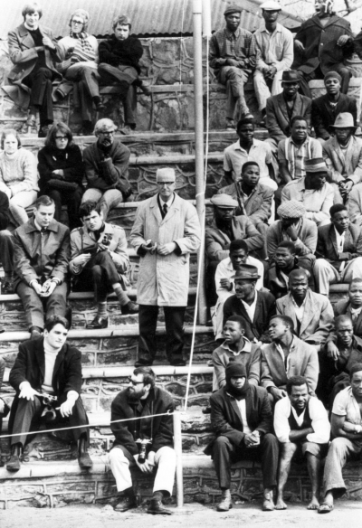 Apartheid im Alltag: Stadiontribüne in Bloemfontein, 1. Mai 1969 (UN Photo/H. Vassal)