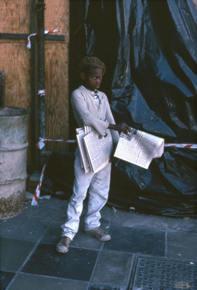 Zeitungsjunge in Port Elizabeth. Viele Jugendliche konnten keine Schule besuchen, weil sie durch solche Jobs ihre Familie mit ernähren mussten. (Foto: Christoph Marx, 1980)