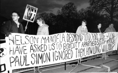 Aktivisten des Anti-Apartheid Movement (AAM) protestieren vor der Royal Albert Hall in London. (AAM Archives Committee; Foto: Andrew Wiard, 7. April 1987)
