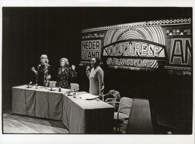 Bei der Konferenz »The Cultural Voice of Resistance« 1982 in Amsterdam: Barbara Masekela, Mies Bouwhuis und Conny Braam, Vorsitzende der niederländischen Anti-Apartheid-Bewegung (v.r.n.l.), singen mit erhobener Faust die Hymne »N’Kosi Sikelel’ iAfrika« (»Gott segne Afrika«). (International Institute of Social History, Amsterdam; Foto: Eduard de Kam)