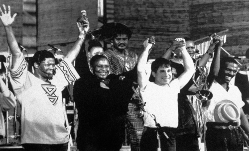 Auf der Bühne in Harare, 14. Februar 1987: Joseph Shabalala, Miriam Makeba, Paul Simon und Ray Phiri (im Vordergrund v.l.n.r.) (Polfoto; unbekannter Fotograf)