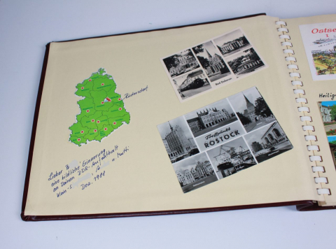 Das Erinnerungsalbum von 1988 für den nach Vietnam ausgewiesenen Vater der Enkeltochter zeigt die DDR in ihren Postkartenansichten. (Dokumentationszentrum Alltagskultur der DDR, Foto: Katja Böhme)