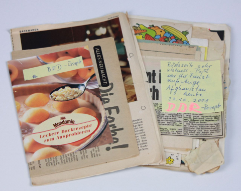 Aufgehobene Rezepte von Produktverpackungen oder aus Zeitungen sortierte die Schenkerin nach ihrer Provenienz: »BRD-Rezepte« oder »DDR-Rezepte«. (Dokumentationszentrum Alltagskultur der DDR, Foto: Katja Böhme)