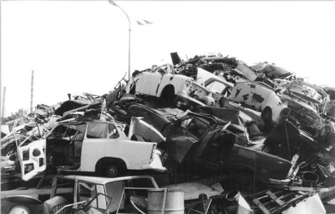 Verschrottung: Schon im Sommer 1990 landeten viele der einst begehrten Trabis auf Deponien und Schrottplätzen. (Bundesarchiv, Bild 183-1990-0731-016 / Foto: Peer Grimm, Bundesarchiv Bild 183-1990-0731-016, Berlin, Verschrottung von PKW Trabant, CC BY-SA 3.0 DE)