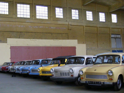 Gut gepflegt: Trabants in der Sammlung des Technik-Museums Pütnitz (Ribnitz-Damgarten), 2009 (Wikimedia Commons, Felix O, Trabant line – Technik-Museum Pütnitz, Ribnitz-Damgarten Sept 2009, CC BY-SA 2.0)