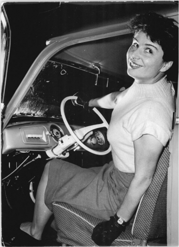 Zu Beginn der Produktion (1957/58) stand der Trabant noch für Konsum- und Fortschrittshoffnungen: »Der VEB Automobilwerk AWZ Zwickau lenkt die Aufmerksamkeit der Fachwelt mit der Neukonstruktion des Kleinstwagens ›Trabant‹ auf sich. In bahnbrechender Pionierarbeit schufen Forscher, Ingenieure und Facharbeiter den neuen mit Stahlgerippe und Duroplaststoffverkleidung versehenen Personenkraftwagen. Hervorragende Eigenschaften wie niedriges spezifisches Gewicht, gute akustische Dämpfung und Isolierfähigkeit, absolute Korrosionsbeständigkeit und hohe Elastizität lassen den Duroplaststoff zum Karosseriebaustoff der Zukunft werden. Dieser technische Fortschritt im Automobilbau der DDR weckt das Interesse der gesamten Fachwelt. Die jetzt anlaufende Nullserie ist eine Viersitzer-Limousine mit einem Zweitakt-, luftgekühlten Otto-Motor mit 18 PS bei 3750 U-Min. Viergangschaltung, Einscheiben-Trockenkupplung und selbsttragender Karosserie. Der Kraftstoffverbrauch beträgt bei 100 km 6 Liter mit legiertem Hyzo-Zweitakt-Motorenöl.« Im Kontrast zu dieser offiziellen Sicht wurden bald die technischen Mängel des Fahrzeugs und vor allem die mangelnde Innovationsfähigkeit der Automobilproduktion deutlich, sodass die Fähigkeiten der Fahrer_innen zur Bastelei an Bedeutung gewannen. (Bundesarchiv, Bild 183-52061-0022, Allgemeiner Deutscher Nachrichtendienst – Zentralbild, Foto: Schmidt, 16.1.1958)