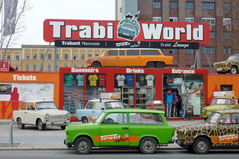 Neue Verwendungen: »Trabi World« in Berlin-Mitte, 2013 (Wikimedia Commons, Lotse, Trabi World (Berlin-Mitte 2013) 1209-1089-(120), CC BY-SA 3.0)