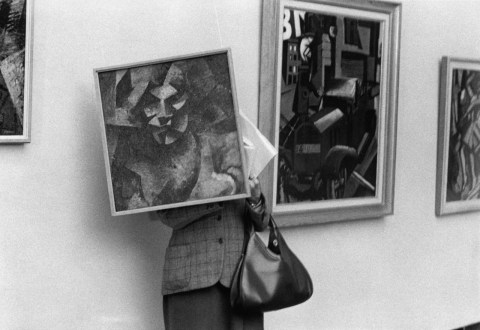 Ist das Werk echt? Eine Besucherin der Biennale in Venedig 1962 will es genau wissen. (bpk/Abisag Tüllmann)