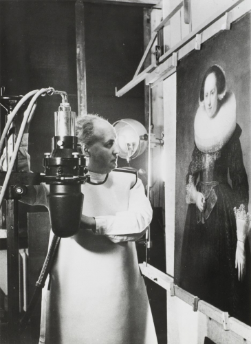 Der Fotograf Hans Roth beim Röntgen im Reichsinstitut für Maltechnik (Doerner-Institut), ca. 1938 (Foto: Hans Roth, © Doerner-Institut)