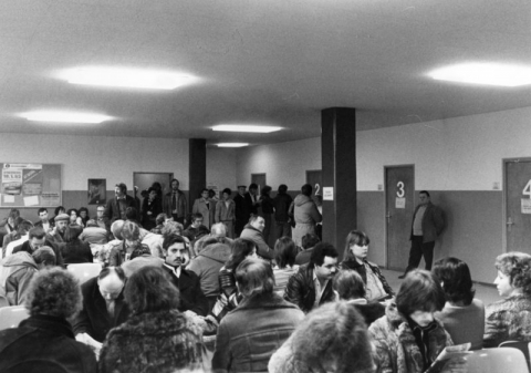 Wartesituation in einem West-Berliner Arbeitsamt in der Sonnenallee, 1982 (Bundesarchiv, B 145, Bild-P 109962)