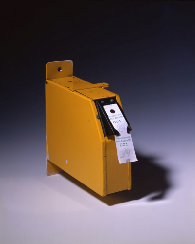 »Abreißen und Aufruf abwarten!« Kasten mit Nummernrolle aus dem Arbeitsamt Berlin-Kreuzberg (vor 1989) (Deutsches Historisches Museum)