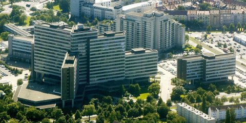 Verwaltungszentrum der Bundesanstalt (seit 2004: Bundesagentur) für Arbeit in Nürnberg, Luftaufnahme von 2009 (Wikimedia Commons, Nicohofmann, Nuremberg Aerial Bundesagentur Arbeit, CC BY-SA 3.0)