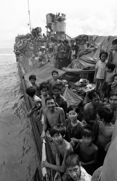 Vietnamesische Flüchtlinge auf dem Deck des Frachters »Hai Hong«, 22. November 1978. In der Datenbank der Bildagentur picture alliance trägt dieses Foto den Titel »Vietnamese Syrians«.(picture alliance/AP Photo/Jeff Robbins) Vietnamesische Flüchtlinge auf dem Deck des Frachters »Hai Hong«.