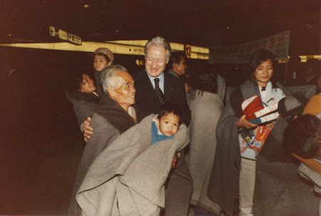 Der niedersächsische Innenminister Wilfried Hasselmann mit der ersten Gruppe der vietnamesischen »Hai Hong«-Flüchtlinge am Flughafen Hannover-Langenhagen, 3. Dezember 1978(Museum Friedland; Foto: Dieter Haaßengier, Staatssekretär im Niedersächsischen Ministerium für Bundesangelegenheiten) Der niedersächsische Innenminister Wilfried Hasselmann mit der ersten Gruppe der vietnamesischen »Hai Hong«-Flüchtlinge am Flughafen Hannover-Langenhagen