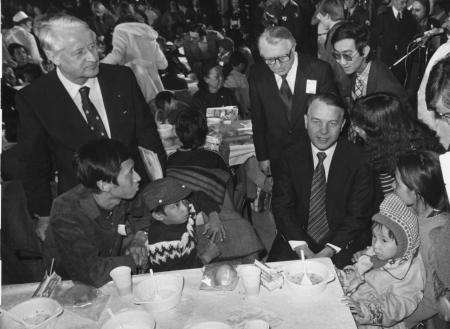 Christdemokratisches Engagement: Ministerpräsident Ernst Albrecht (rechts) und Innenminister Wilfried Hasselmann (links) begrüßten vietnamesische Flüchtlinge in Niedersachsen, 3. Dezember 1978.(picture alliance/AP Photo/Helmuth Lohmann) Ministerpräsident Ernst Albrecht (rechts) und Innenminister Wilfried Hasselmann (links) begrüßten vietnamesische Flüchtlinge in Niedersachsen