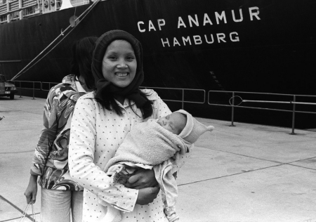 Bei der Rückkehr der »Cap Anamur« in den Hamburger Hafen, 27. Juli 1982(picture-alliance/Sven Simon) Bei der Rückkehr der »Cap Anamur« in den Hamburger Hafen