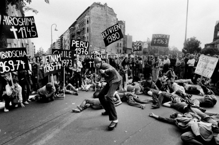 Antikriegsdemonstration auf dem Winterfeldtplatz in Berlin-Schöneberg, 1981. Öffentliche Räume wurden insbesondere seit den 1960er-Jahren zur Bühne für die performative Bekräftigung universaler moralischer Geltungsansprüche, die zugleich einer nahräumlichen Vergemeinschaftung dienten. (Foto: Christian Schulz) Antikriegsdemonstration auf dem Winterfeldtplatz in Berlin-Schöneberg