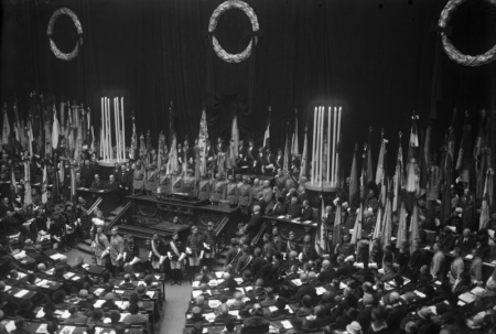 Feier des Volkstrauertags im Reichstag am 13. März 1927(Bundesarchiv, Bild 102-03940, Foto: Georg Pahl) Feier des Volkstrauertags im Reichstag