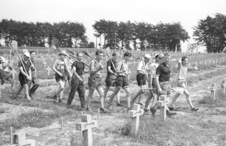 Schon in den 1950er-Jahren war der Volksbund auch in der Jugendarbeit aktiv. Internationales Jugendworkcamp des CVJM und des Kolpingwerkes mit dem VDK in Recogne-Bastogne (Belgien), Sommer 1956(Bundesarchiv, Bild 194-1492-31A, Foto: Hans Lachmann) Internationales Jugendworkcamp des CVJM und des Kolpingwerkes mit dem VDK in Recogne-Bastogne